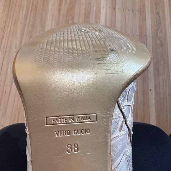 Rare gold shimmery snake skin booties with zipper. Size 38 - Picture 8 of 8